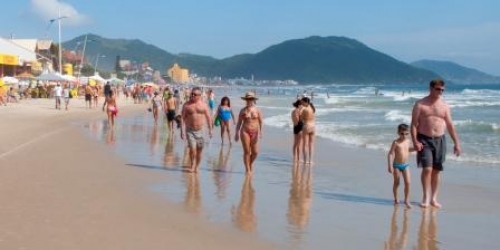 Dia de sol leva turistas e moradores da Ilha às praias nesta terça