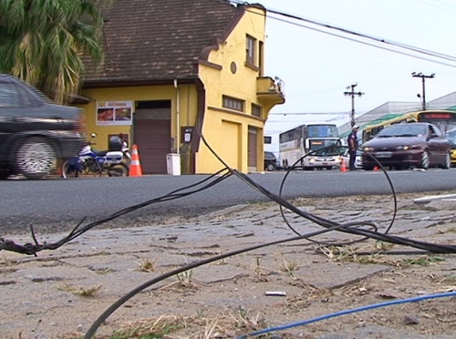 Caminhão arranca fiação elétrica de poste em Blumenau e causa transtornos