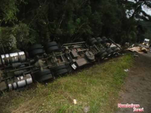 Carreta Sai Da Pista E Cai Em Barranco Na BR 153 Em Irani