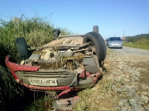 Carro Capota E Cai Em Vala Em Navegantes ND Mais