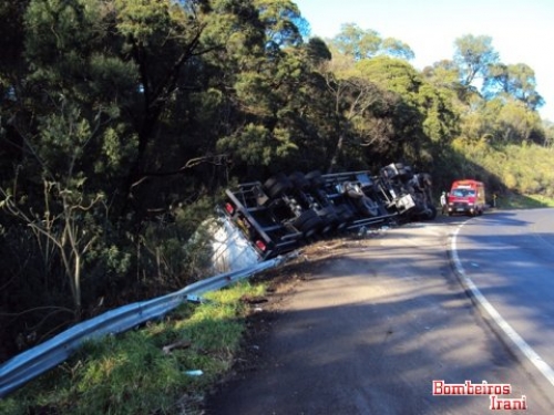 Carreta sai da pista e tomba às margens da BR 153 em Irani