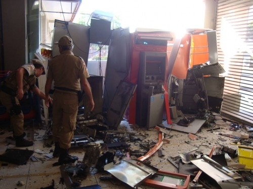 Bandidos Explodem Caixas Eletr Nicos Dentro De Supermercado Em Barra Velha