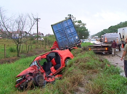 Uma Pessoa Morre Em Acidente Envolvendo Dois Caminh Es E Um Carro Na Br