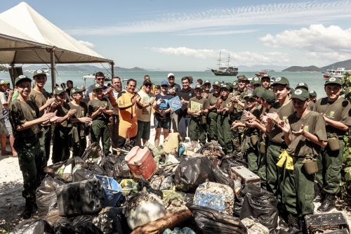 Volunt Rios Recolhem Uma Tonelada De Res Duos S Lidos Na Praia Do Tingu