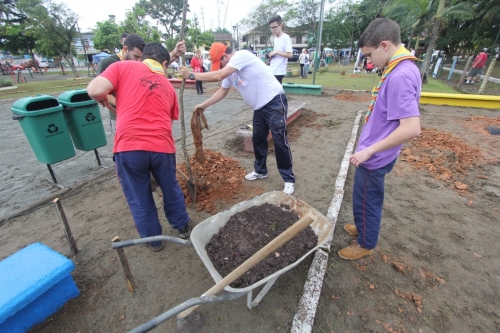 Voluntários revitalizam praça no bairro Iririú em Joinville