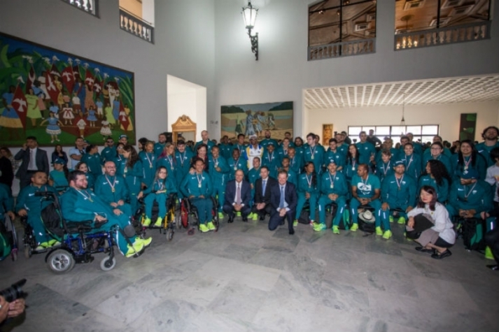 Em um evento em São Paulo, atletas paralímpicos foram homenageados pelo governador (Foto: Ciete Silvério) -