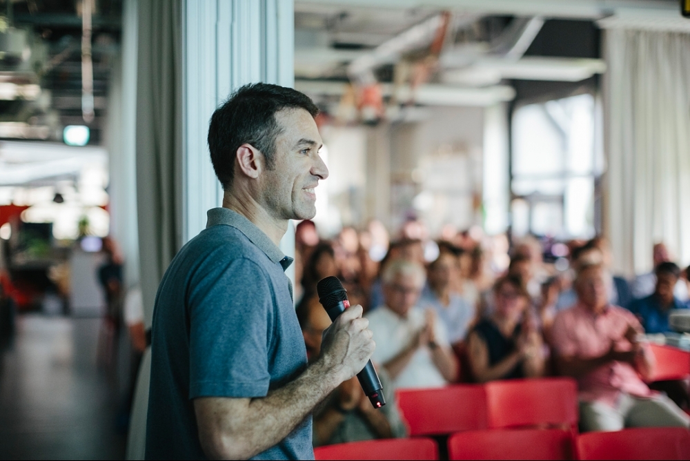 O representante da NanoScoping, Manuel De Prá, se apresenta na AdMaCom em Berlim, na Alemanha - Alexander Rentsch/Inam/Divulgação/ND