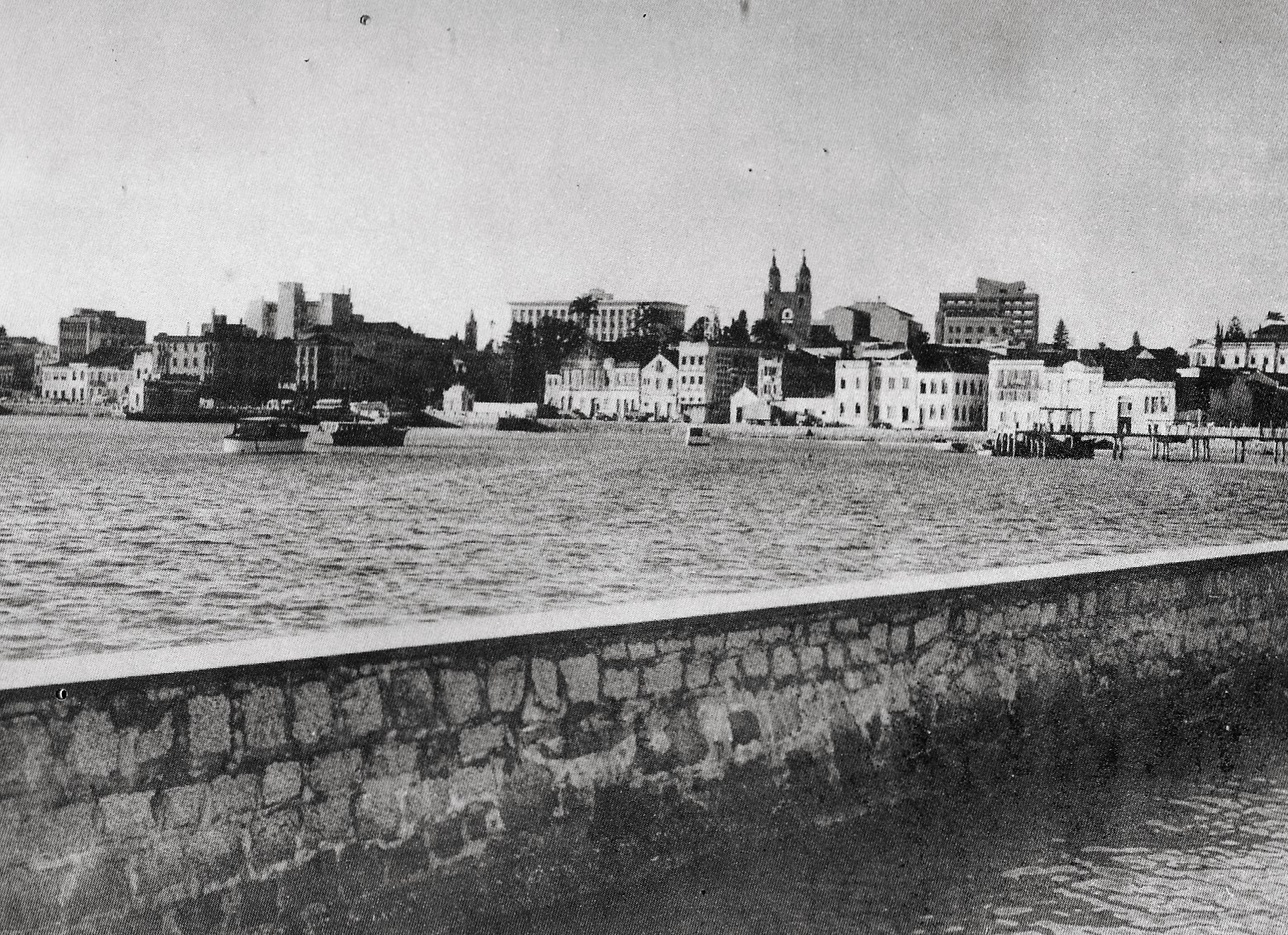 Uma panorâmica da região central, registrada entre 1955 e 1957: sem aterro, ainda tinha aspecto de aldeia - Zeca Pires/Divulgação/ND