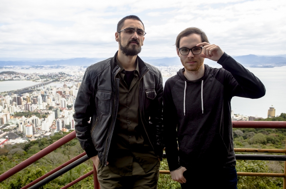 Marciano Diogo e Gustavo Bruning saem do estúdio para gravar com produtores culturais de Santa Catarina - Daniel Queiroz/ND