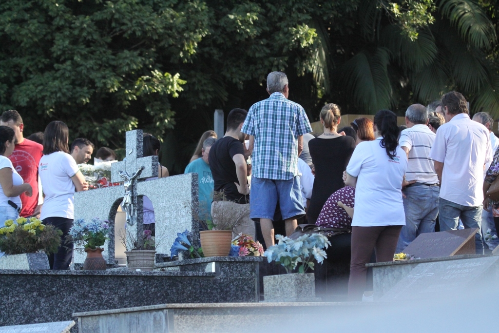 Enterro Gabriela Cemit&eacute;rio Estrada Motuca - Luciano Moraes/ND