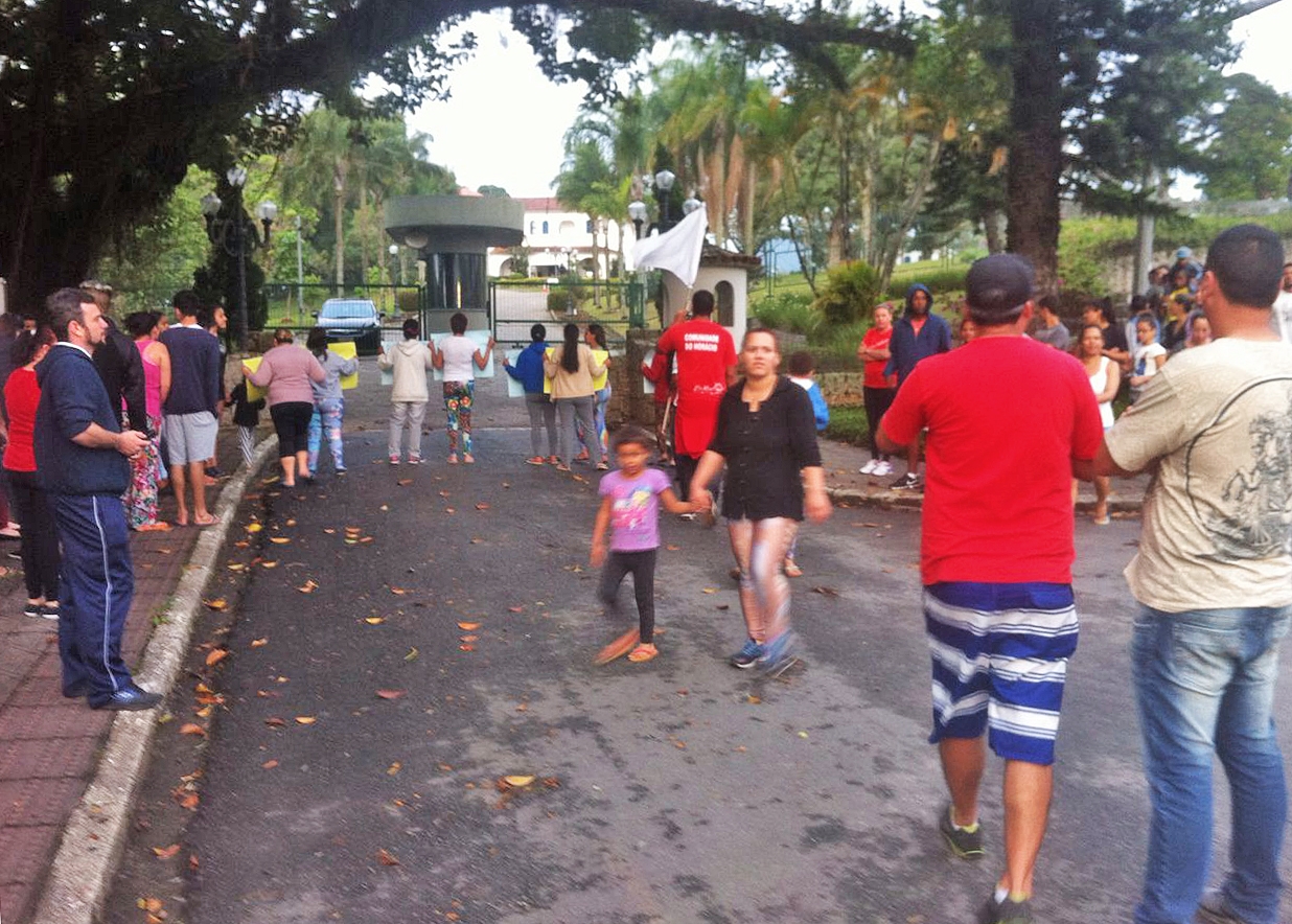 Os moradores caminharam até a entrada da casa oficial do governador do Estado em protesto - Divulgação/ND