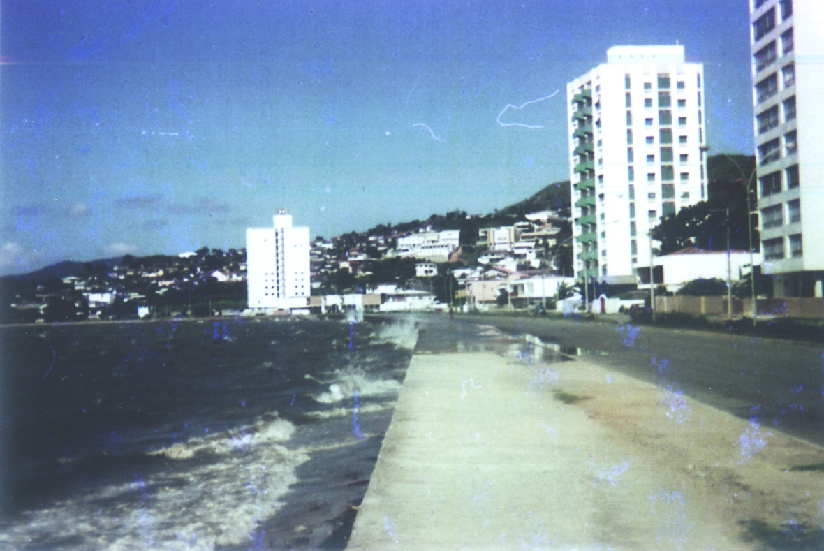 Primeira forma da Avenida Rubens de Arruda Ramos (Beira-Mar Norte), há 40 anos: aterros acabaram com a Praia de Fora - Carlos Damião/1976/ND