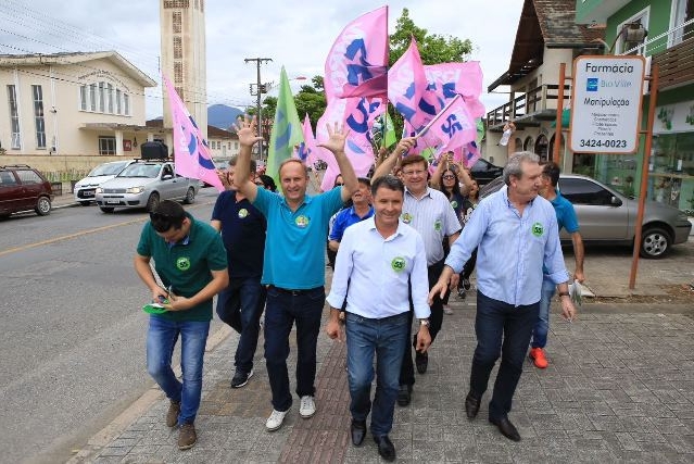 Darci de Matos realizou uma caminhada no distrito de Pirabeiraba - Divulgação/ND