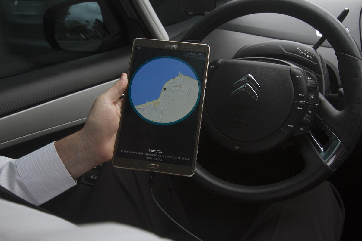 Com 10 horas diárias, motoristas chegam a receber de R$ 1,2 mil a R$ 1,4 mil por semana, mas gastam cerca de R$ 400 em combustível - Flávio Tin/ND