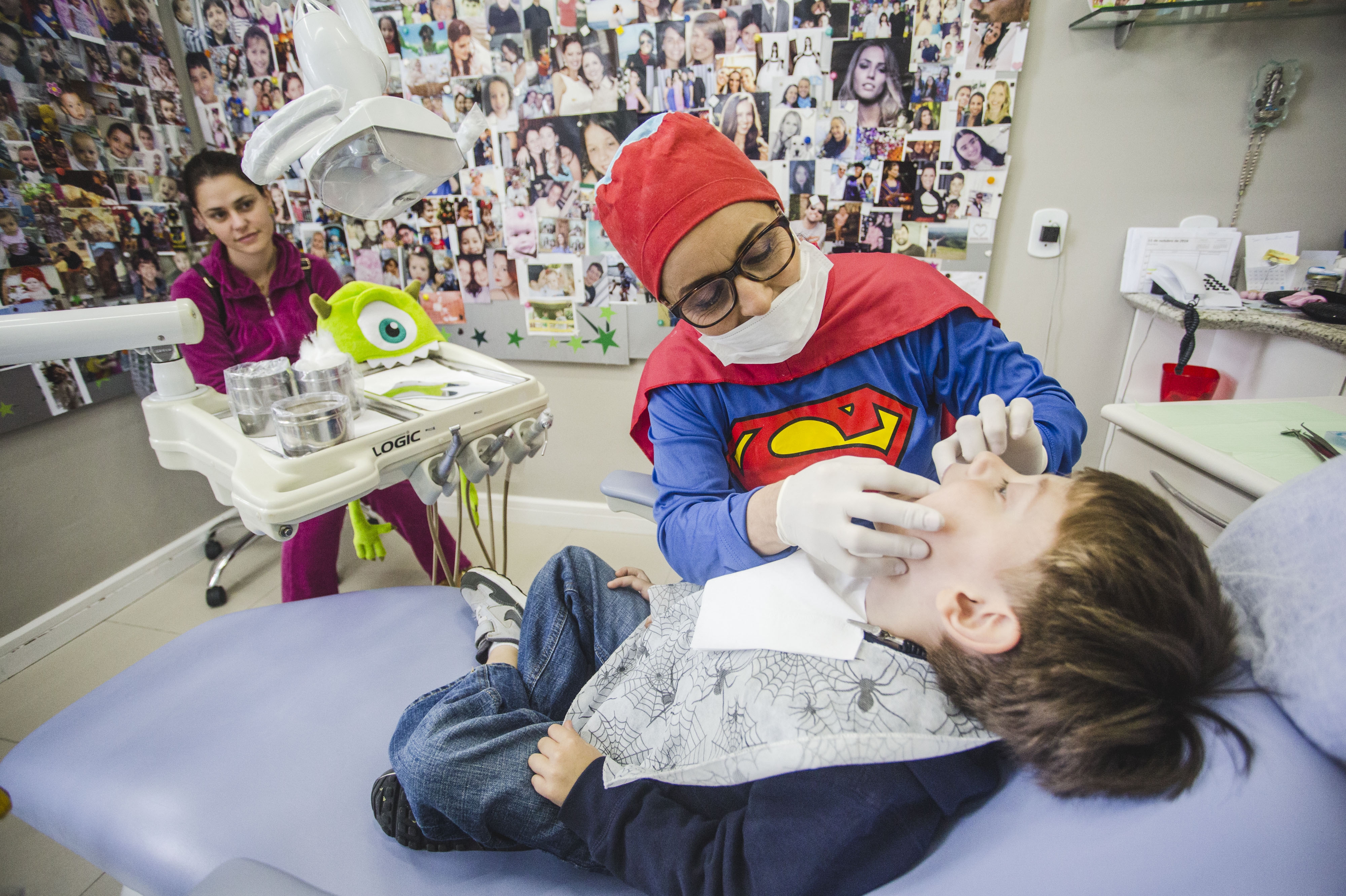 Vestida de Super-Homem, a dentista Leda atende Enzo em alto astral - Marco Santiago/ND