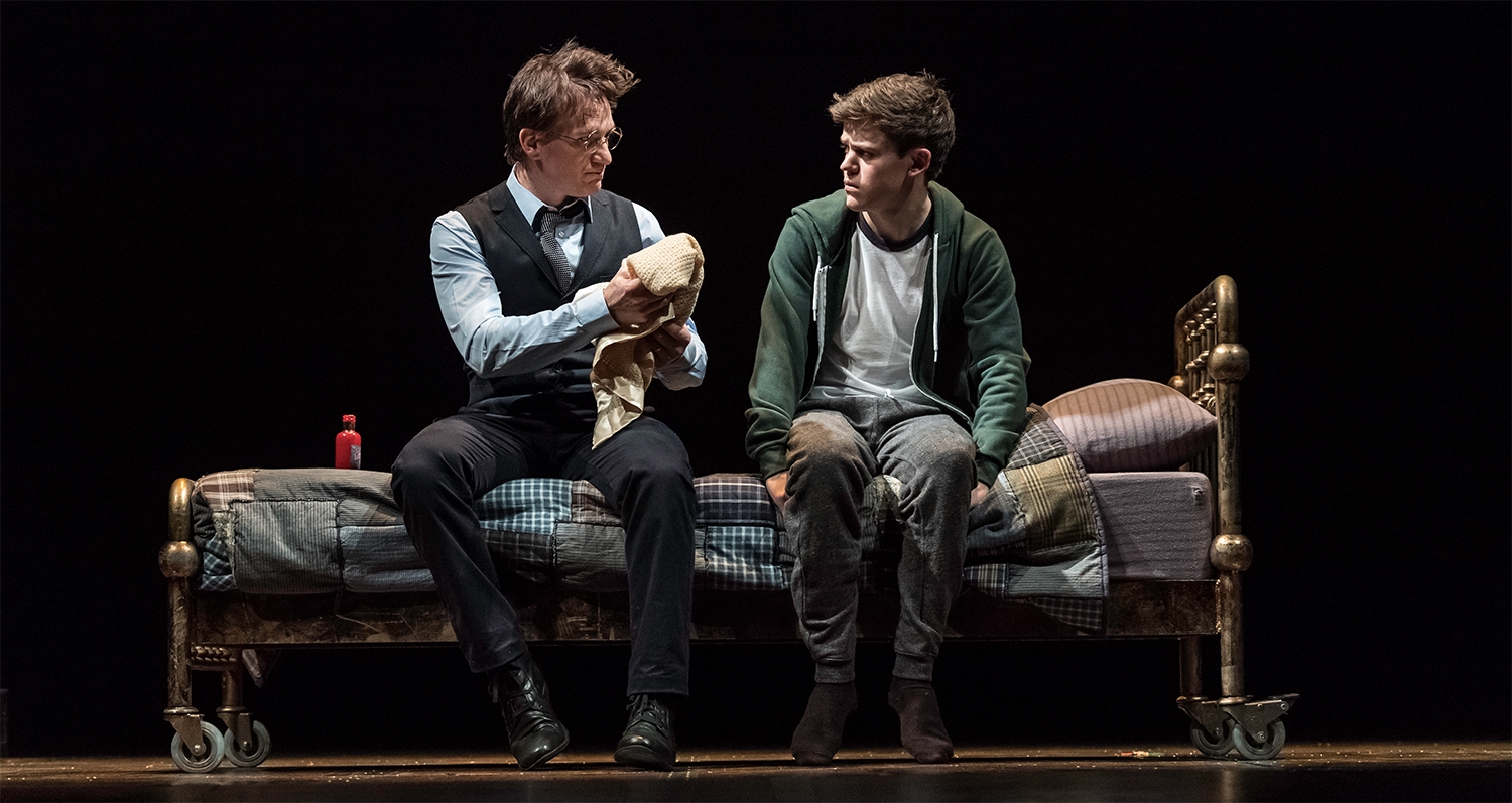 A oitava história no palco do Palace Theatre: Harry Potter (Jamie Parker) ao lado do filho, Albus (Sam Clemmett) - Divulgação/ND