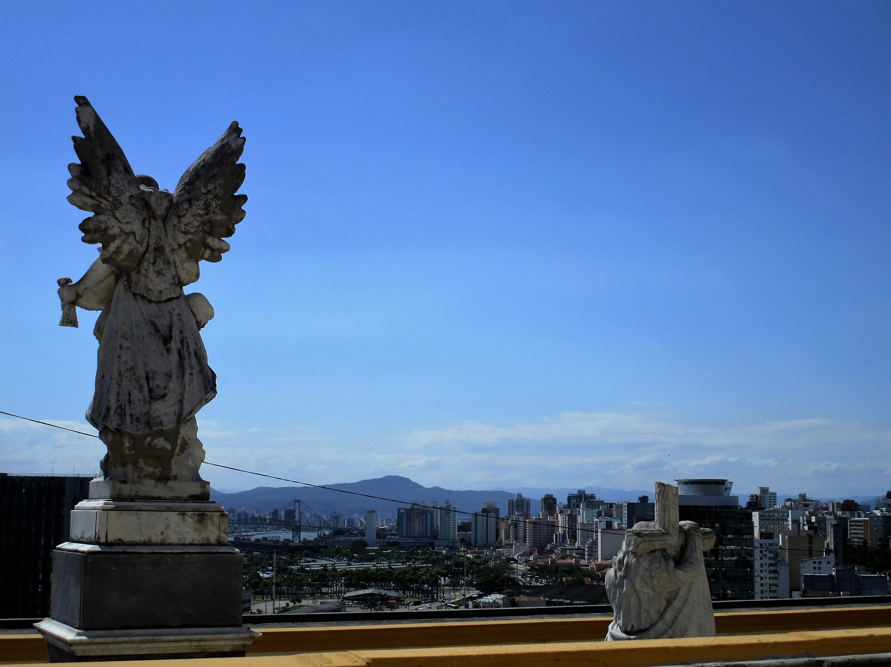 Do muro do cemitério, um anjo observa a cidade - Carlos Damião
