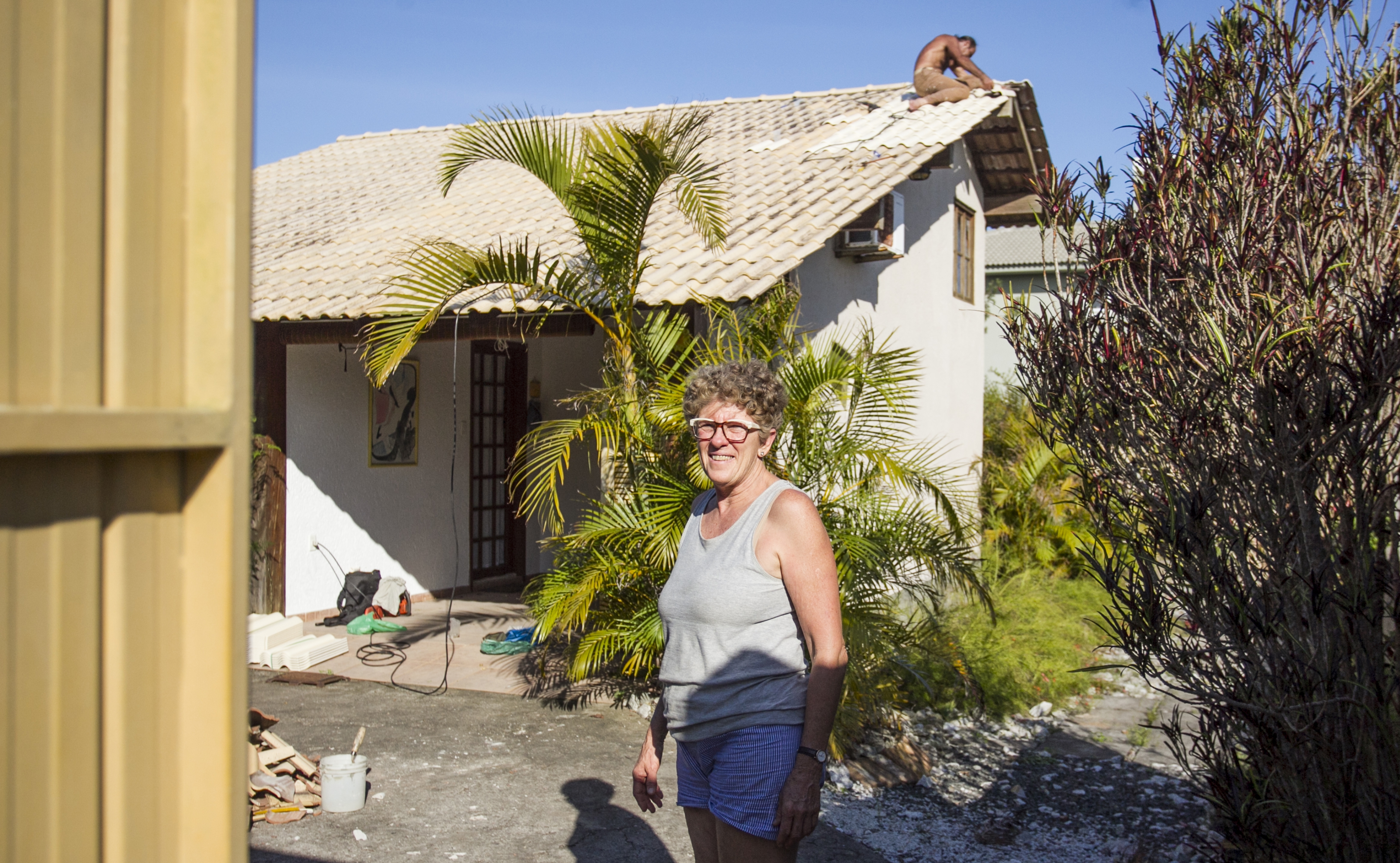 Uma das afetadas pelo ciclone, Amaryllis Chirichella faz reparos na casa após os fortes ventos - Marco Santiago/ND