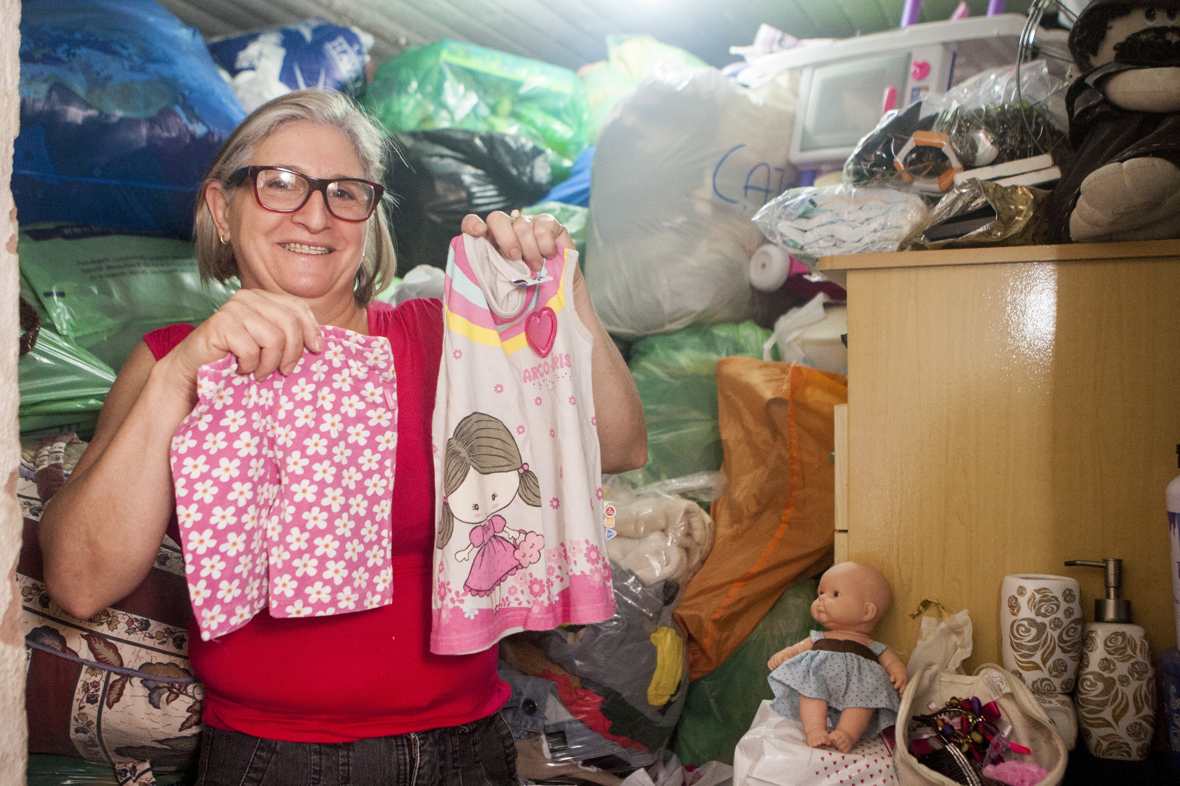 Liane vive em uma casa em São José, de lá, ela arrecada roupas e outras doações para quem mais precisa - Flávio Tin/ND