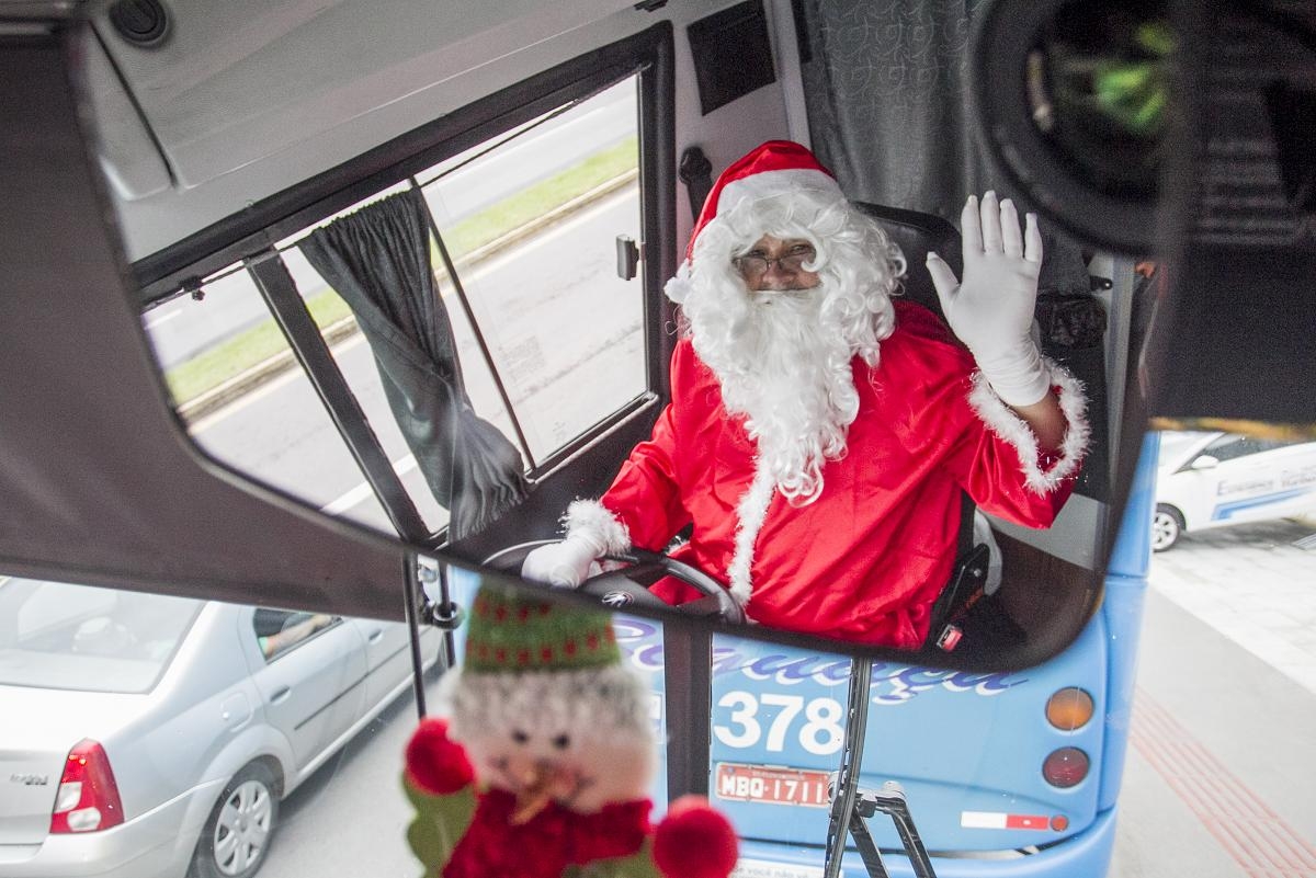 Motorista de ônibus se veste de Papai Noel para distribuir doces