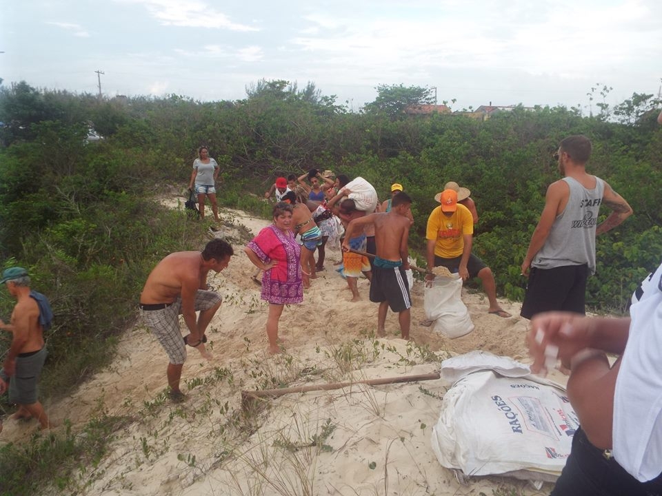 Moradores do Campeche fecham saídas irregulares de esgoto - Silézio Sabino/ND