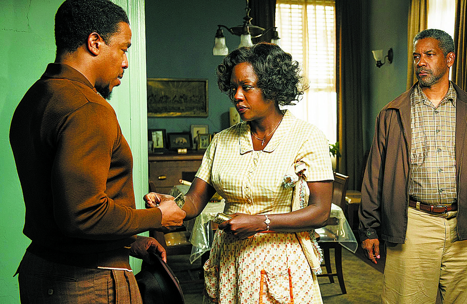 Denzel Washington (à dir.) e Viola Davis em “Um Limite Entre Nós” - Divulgação/ND