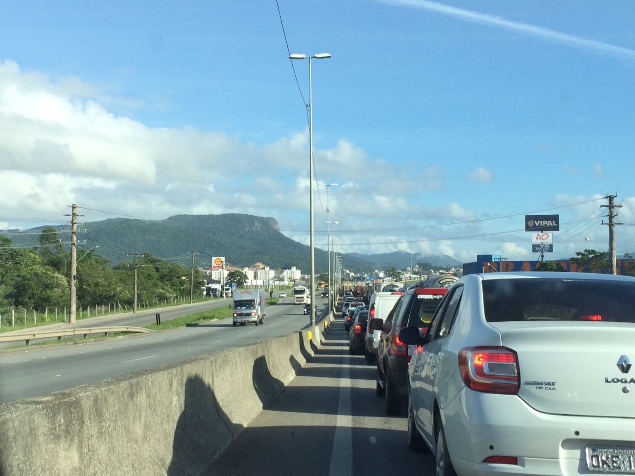 Caminhão quebrado provocou filas no sentido Norte da BR-101 - Karin Barros/ND