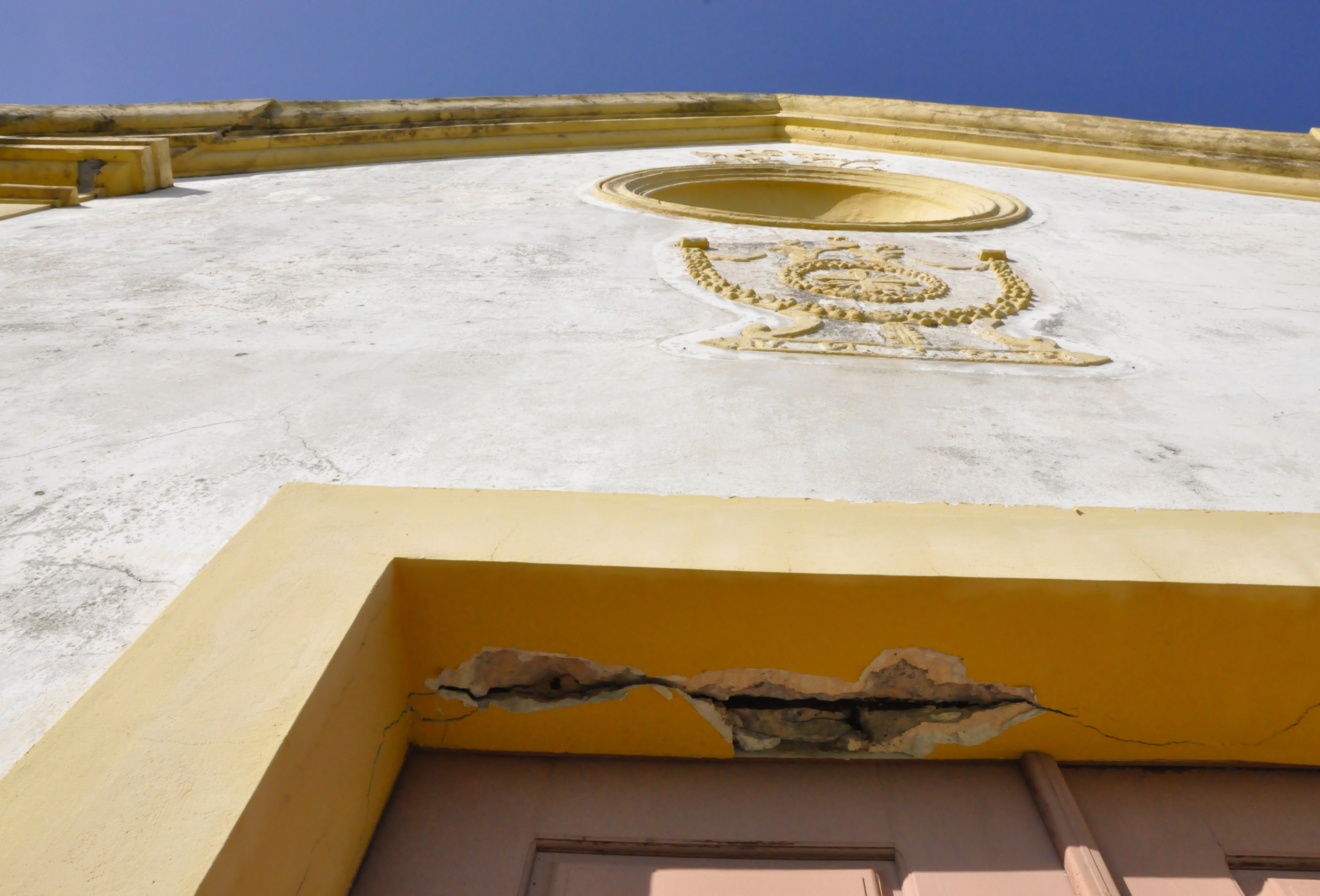 Paredes contam com rachaduras na parte interna e externa - Divulga&ccedil;&atilde;o