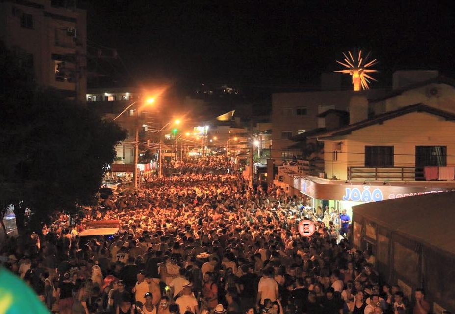 Carnaval De Rua De Bombinhas Leva Multidão Para As Ruas Do Centro | ND Mais