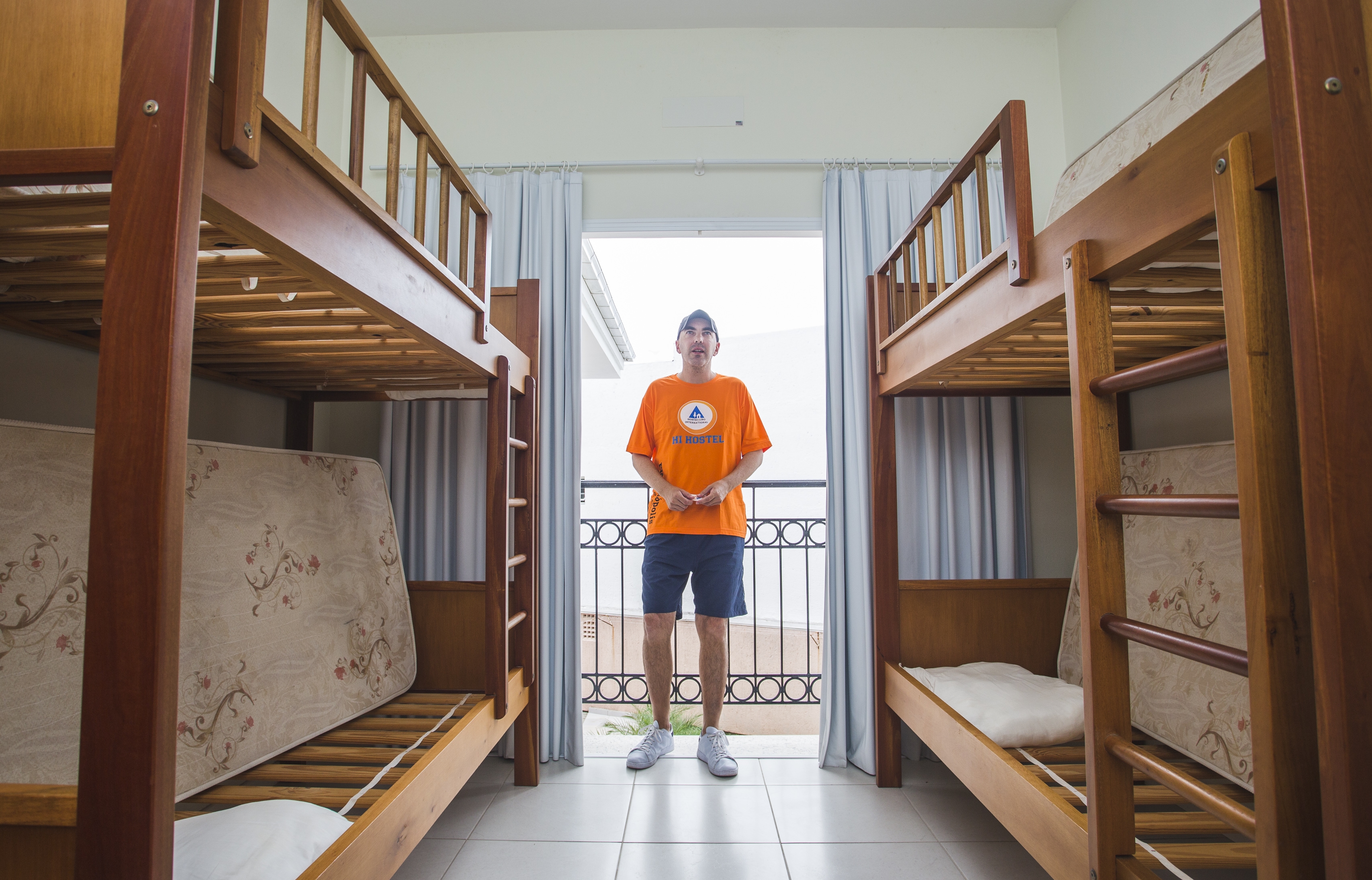 Eduardo Costa, gerente do Floripa Hostel Barra da Lagoa, diz que a atual temporada é a mais fraca dos últimos cinco anos - Daniel Queiroz/ND