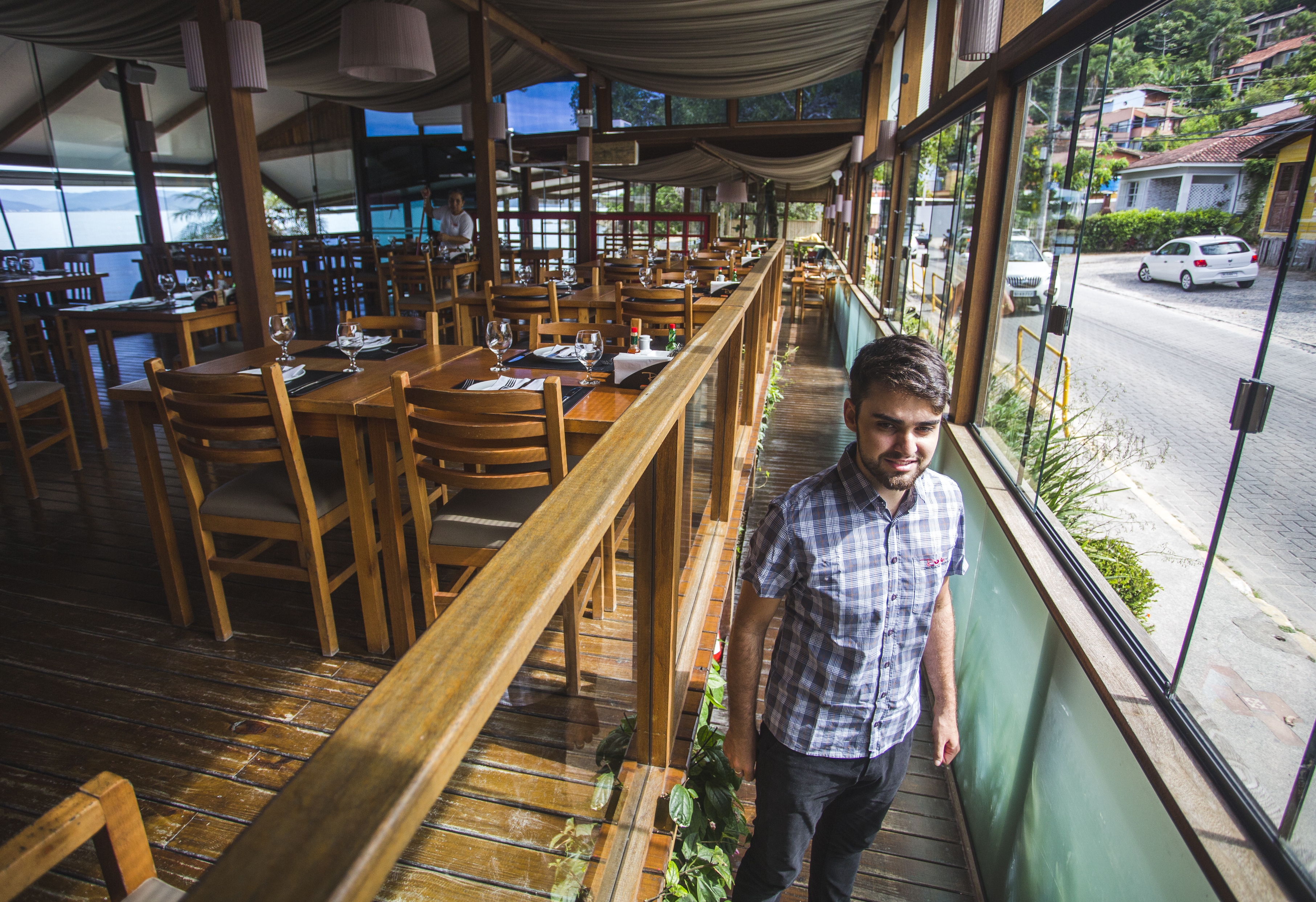 Cleison Rodrigues, que trabalha há três anos em um restaurante de Santo Antônio de Lisboa, diz que o turista mudou de hábito - Daniel Queiroz/ND