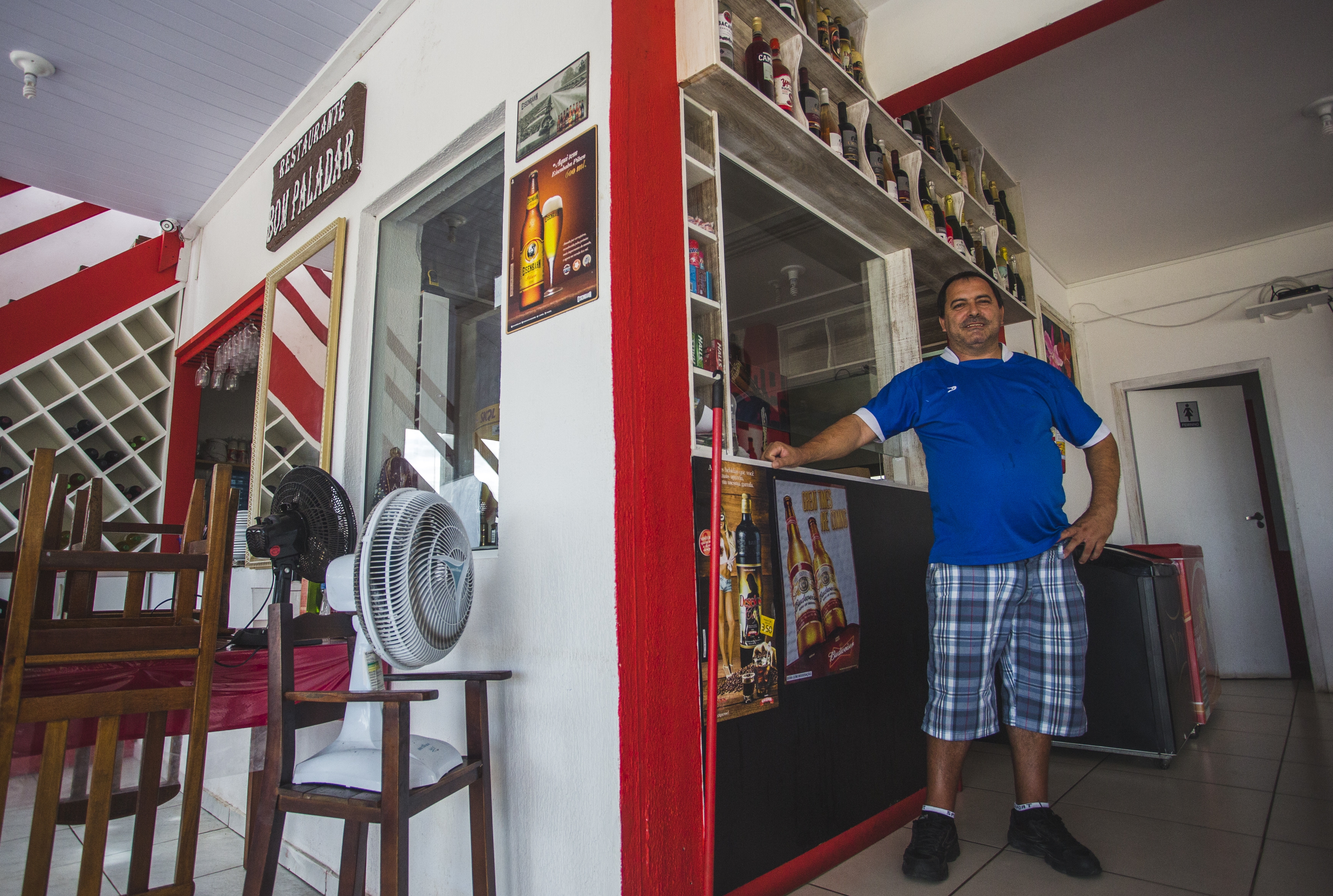 Valdecir Flores Vinglas, que contratou 20 temporários para o seu restaurante, já teve que dispensar seis funcionários - Daniel Queiroz/ND