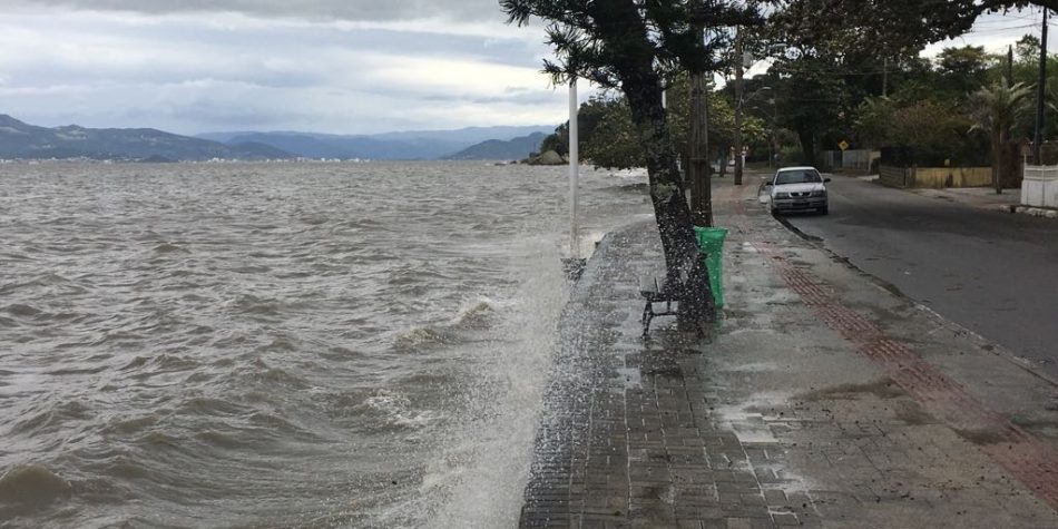 Chegada de frente fria em Florianópolis provoca fortes ventos e queda