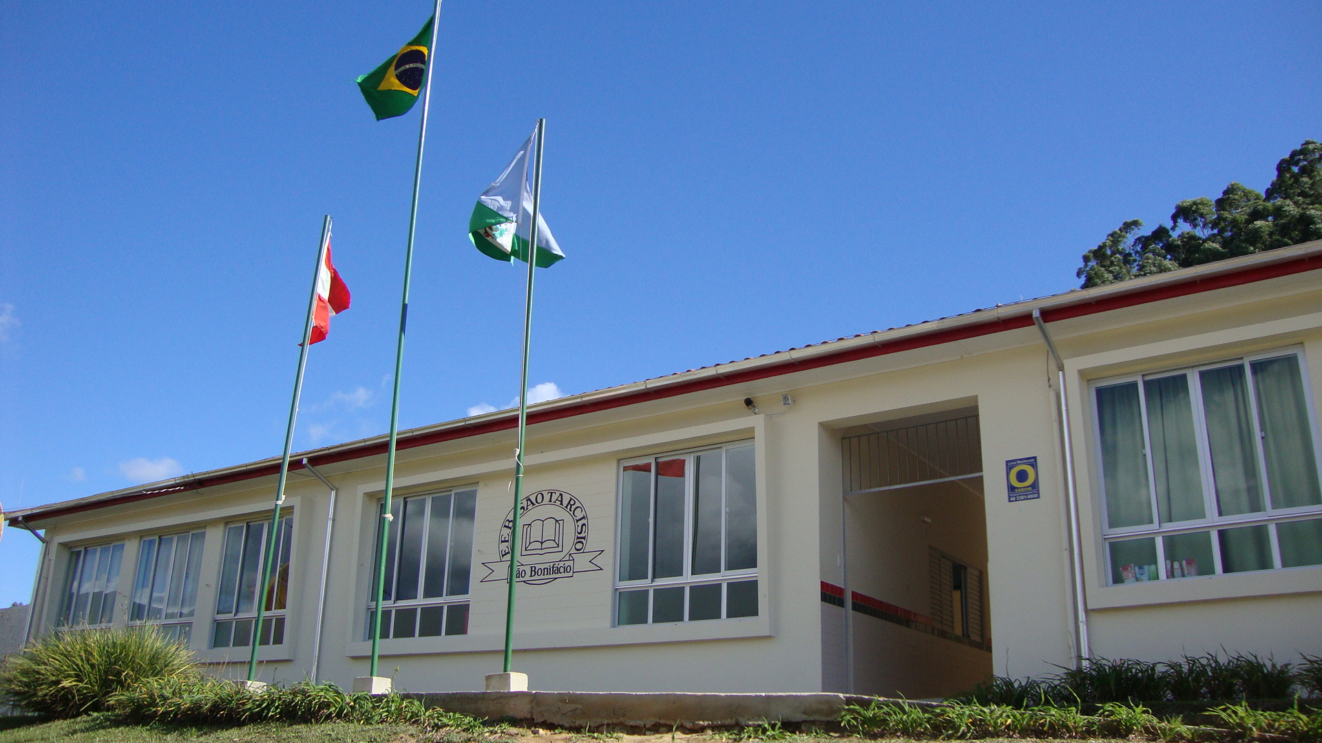 Adolescente é flagrado arma dentro de escola em São Bonifácio na