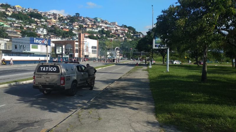 Moradores do Morro do Mocotó fazem bloqueio para protestar contra