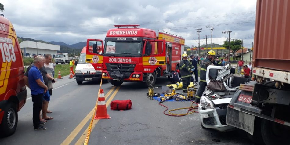 Carro é prensado por caminhões em acidente na BR 470 em Gaspar