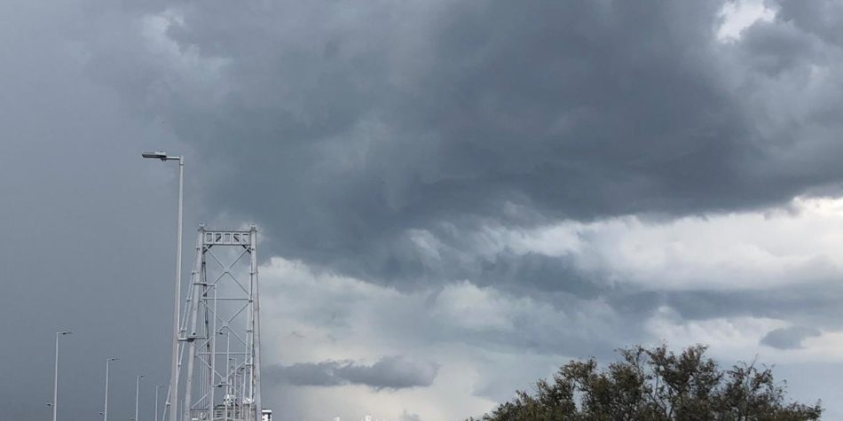 Formação de ciclone extratropical provoca chuva volumosa em SC no