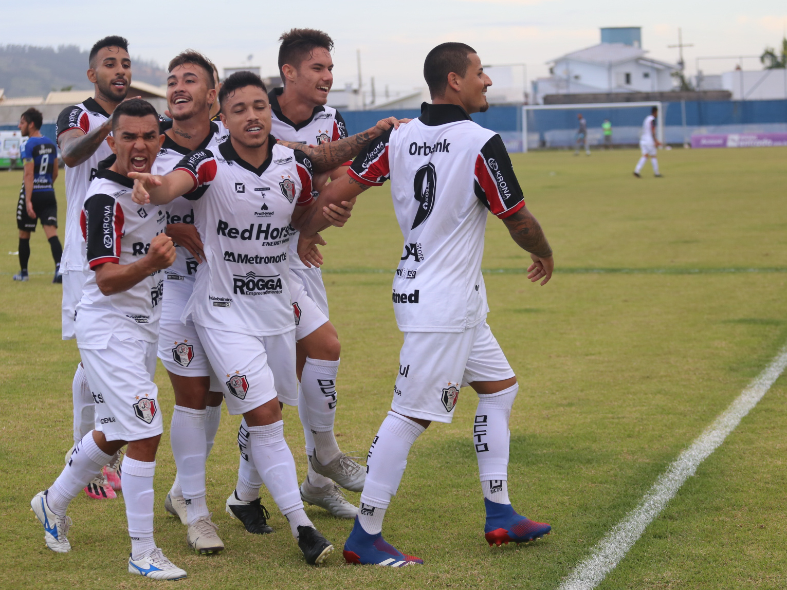 JEC vence o Tubarão gol no fim do jogo e assume a liderança