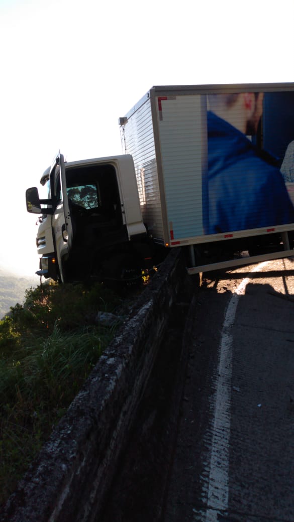 Desespero Caminh O Fica Pendurado Em Ribanceira Ap S Acidente Na Serra