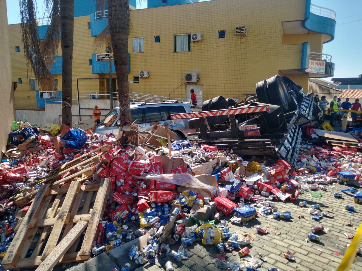 Vídeo caminhão carga de cerveja tomba em Bombinhas