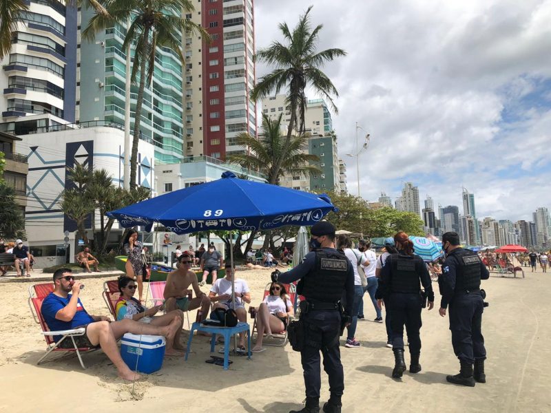 Praias de Balneário Camboriú registram aglomerações durante feriadão