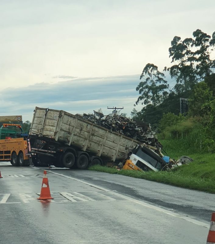 Acidente Causa Lentid O Na Br Em Joinville