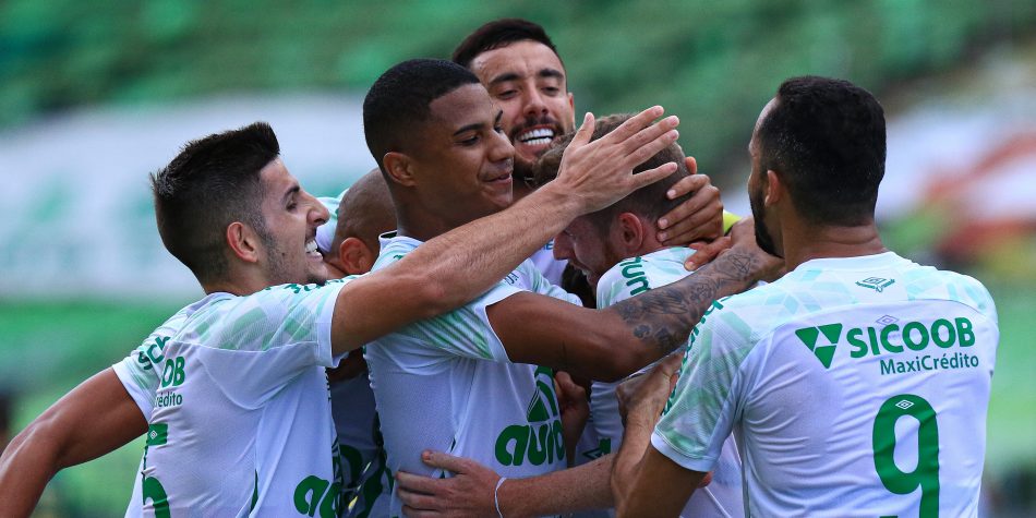 América MG tem gol mal anulado no fim e Chapecoense se mantém em 1º na