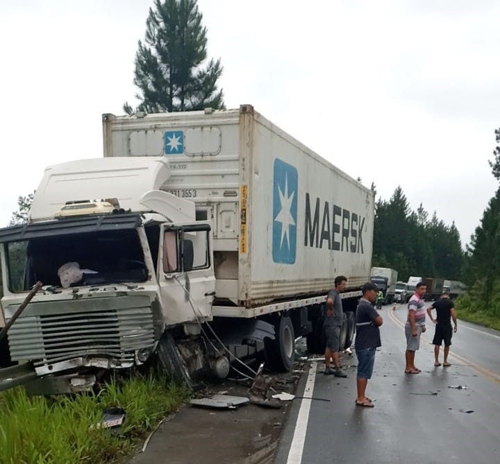 Acidente entre caminhões deixa uma pessoa morta em Itapoá