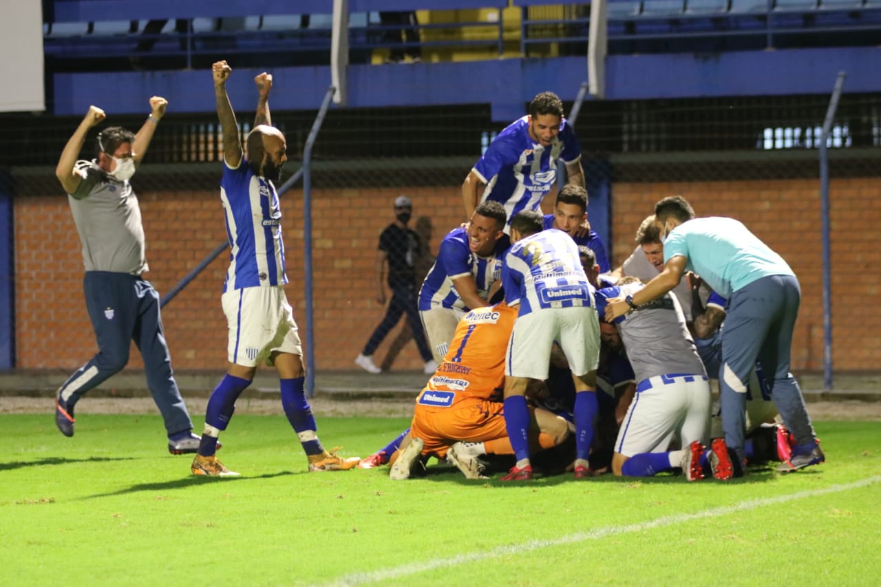 emoção e gol nos acréscimos Avaí bate o Guarani e segue vivo na