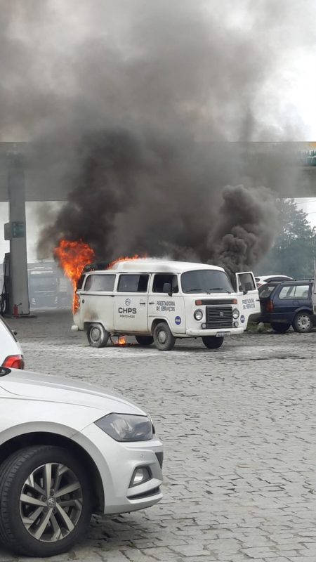 Kombi Fica Destru Da Ao Pegar Fogo Em Posto De Combust Vel Em Araquari