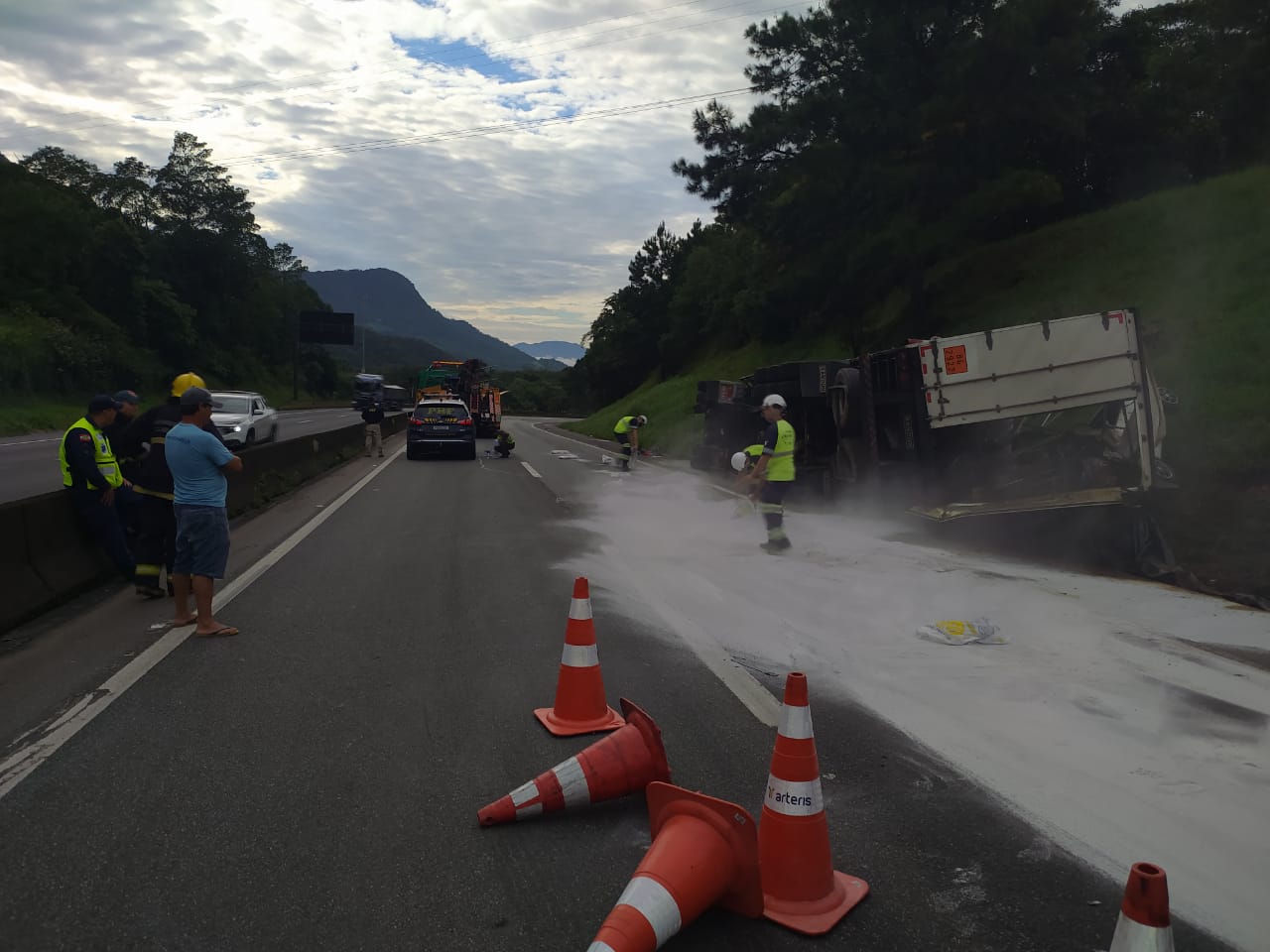 Br Fica Bloqueada Em Dire O A Sc Ap S Carreta Tombar Sobre Carro