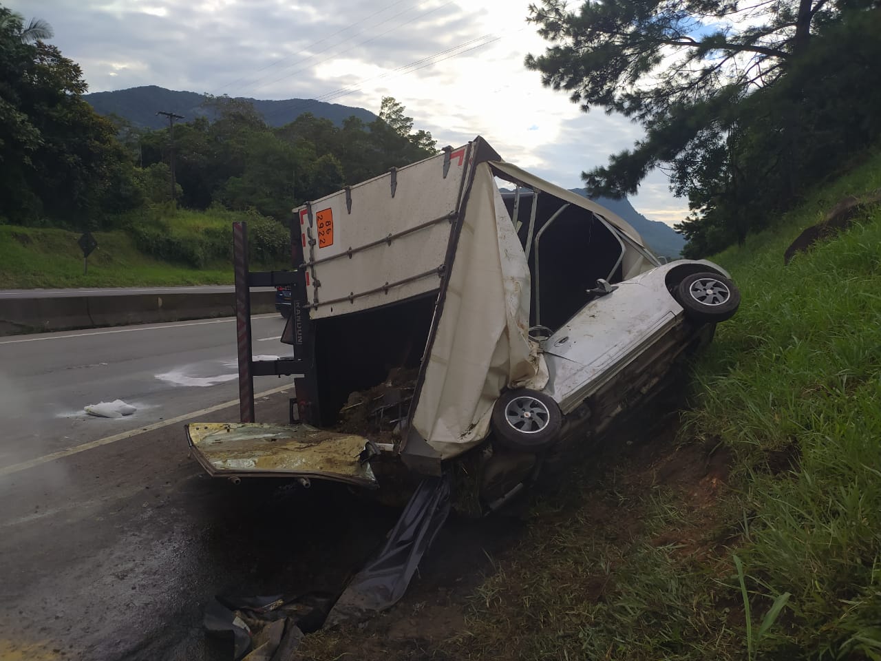 BR 376 fica bloqueada em direção a SC após carreta tombar sobre carro