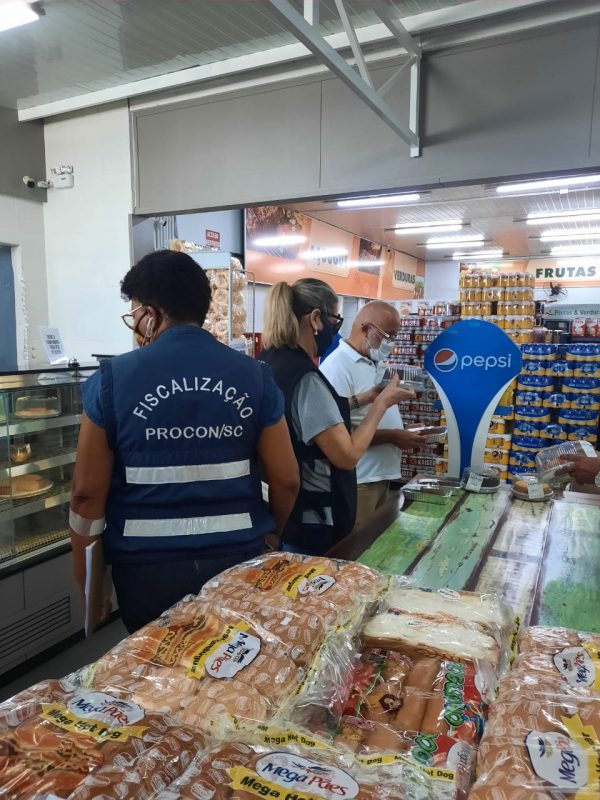 Procon Apreende Alimentos Vencidos Em Rcio De Sc