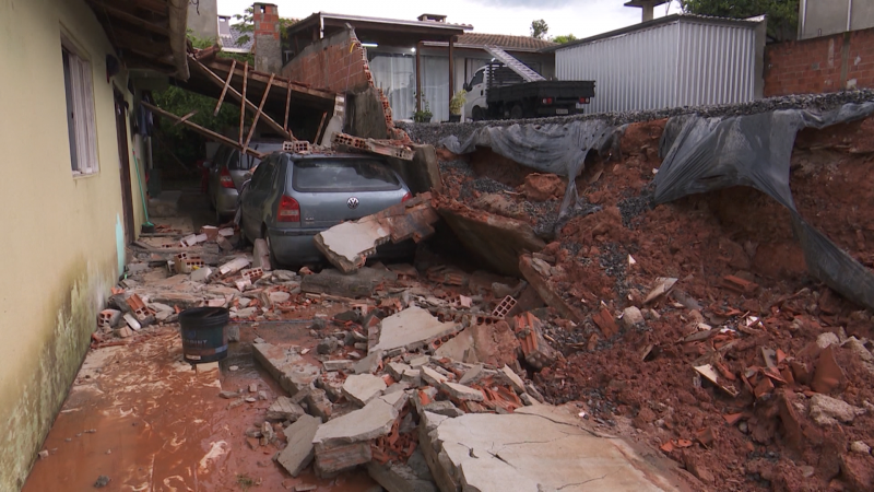 Muro cede atinge carros e destrói telhado após chuva em Joinville